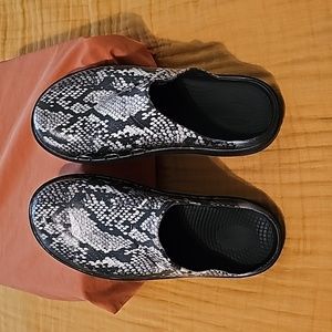 Oofos Clogs. Size 10, but they run big. Please read description.
